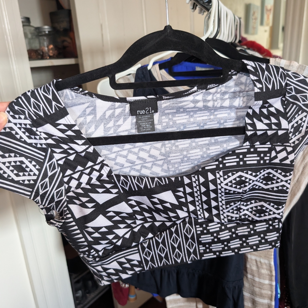 Rue21 Black and White Geometric Women's Top